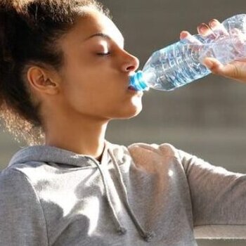 VERDAD O MITO: ¿EL AGUA HIDRATA EL CABELLO?