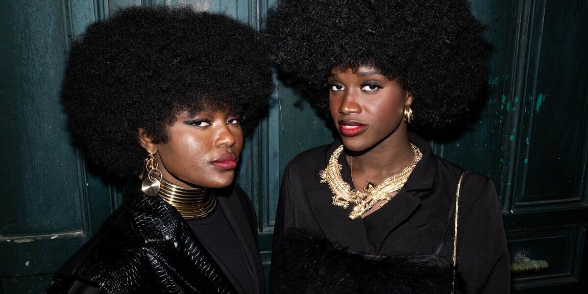 ¿Cómo combinar eficazmente tus pendientes con tus peinados afro?