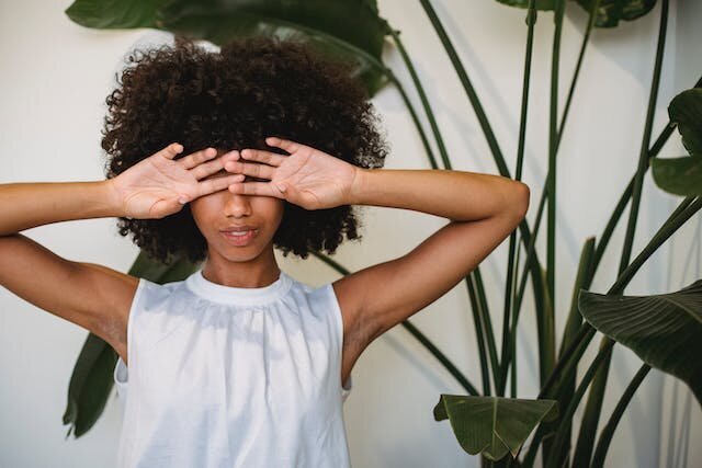 Armonía de Estilo: Combinando Peinados Afro y Vestimenta para Cada Ocasión