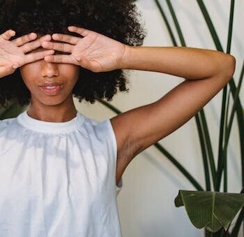 Armonía de Estilo: Combinando Peinados Afro y Vestimenta para Cada Ocasión