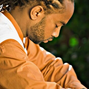 INSPIRACIÓN DE PEINADO: TRENZAS PEGADAS PARA HOMBRES