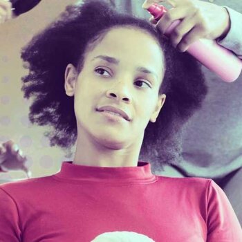 Guía sencilla para desenredar tu cabello afro y rizado