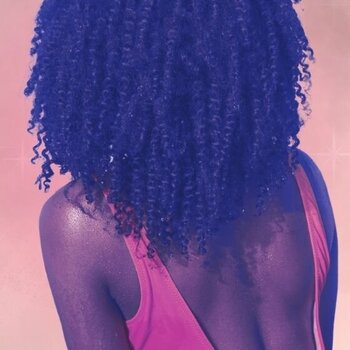 Sin una rutina de 10 pasos, solo unos gestos: el verdadero secreto de las brasileñas con cabello afro saludable