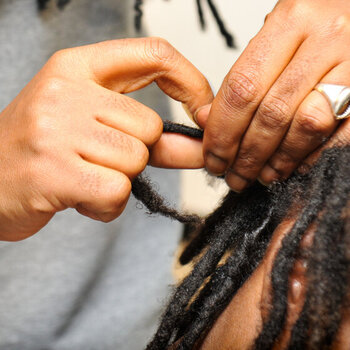 4 SALONES DE PELUQUERÍA ESPECIALIZADOS EN LOCKS