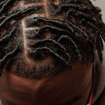 Una rutina de cuidado para tus rastas